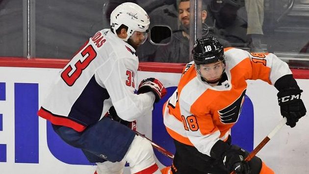 Domácí Tyler Pitlick a Radko Gudas bojují o puk Domácí Tyler Pitlick a Radko Gudas bojují o puk