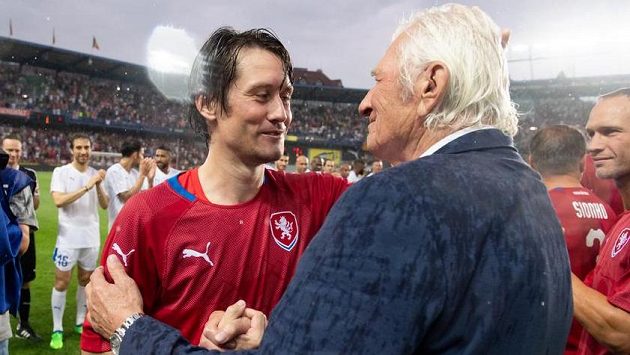 Tomáš Rosický a Karel Brückner během dojemné rozlučky. Tomáš Rosický a Karel Brückner během dojemné rozlučky.