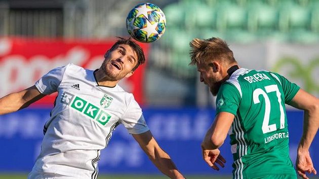 Zleva Michal Papadopulos z Karviné a Jiří Bederka z Bohemians. Zleva Michal Papadopulos z Karviné a Jiří Bederka z Bohemians.