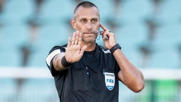 Rozhodčí Miroslav Zelinka chyboval v malém derby mezi Slavií a Duklou. Rozhodčí Miroslav Zelinka chyboval v malém derby mezi Slavií a Duklou.