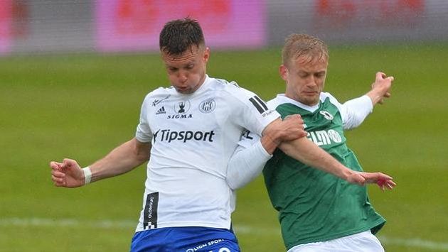 Zleva Martin Nešpor z Olomouce a Jaroslav Zelený z Jablonce v souboji o míč v utkání 30. kola první fotbalové ligy. Zleva Martin Nešpor z Olomouce a Jaroslav Zelený z Jablonce v souboji o míč v utkání 30. kola první fotbalové ligy.