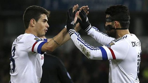 Diego Costa (vpravo) a Oscar slaví gól Chelsea. Diego Costa (vpravo) a Oscar slaví gól Chelsea.