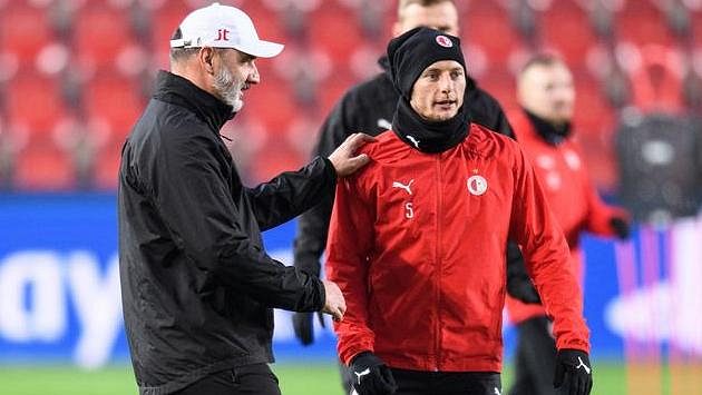 Trenér Slavie Jindřich Trpišovský a Vladimír Coufal během tréninku před utkáním Ligy mistrů s Interem. Trenér Slavie Jindřich Trpišovský a Vladimír Coufal během tréninku před utkáním Ligy mistrů s Interem.