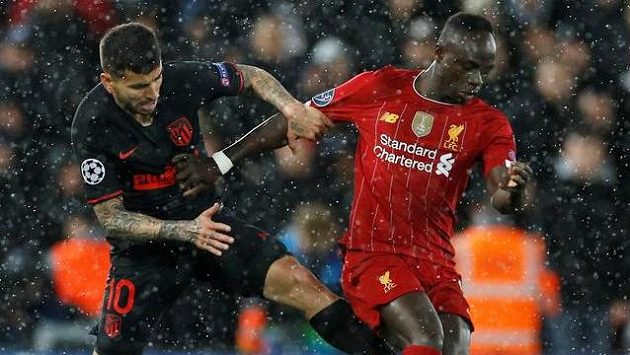 Domácí Sadio Mane v souboji s Angelem Correaou Domácí Sadio Mane v souboji s Angelem Correaou