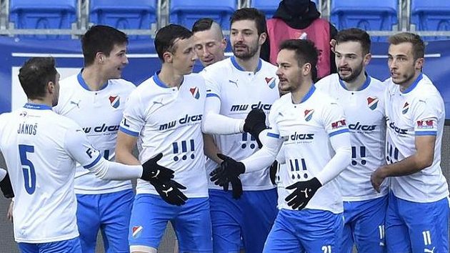 Hráči Baníku Ostrava se radují z prvního gólu. Hráči Baníku Ostrava se radují z prvního gólu.