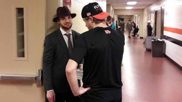 Michael Frolík (v klobouku) v rozpravě s Jakubem Voráčkem na ilustračním snímku z tohoto ročníku NHL. Michael Frolík (v klobouku) v rozpravě s Jakubem Voráčkem na ilustračním snímku z tohoto ročníku NHL.