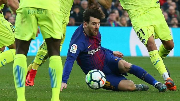 Barcelonský Lionel Messi se ztratil v houštině přesily hráčů Getafe... Barcelonský Lionel Messi se ztratil v houštině přesily hráčů Getafe...