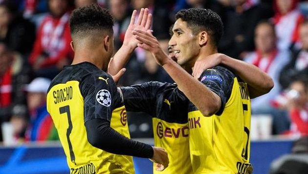Fotbalisté Dortmundu Jadon Sancho (vlevo), Raphael Guerreiro a Achraf Hakimi oslavují během utkání základní skupiny Ligy mistrů na hřišti Slavie Praha. Fotbalisté Dortmundu Jadon Sancho (vlevo), Raphael Guerreiro a Achraf Hakimi oslavují během utkání základní skupiny Ligy mistrů na hřišti Slavie Praha.