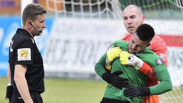 Brankář Zlína Stanislav Dostál pomáhá otřesenému Radkovi Voltrovi z Příbrami. Brankář Zlína Stanislav Dostál pomáhá otřesenému Radkovi Voltrovi z Příbrami.