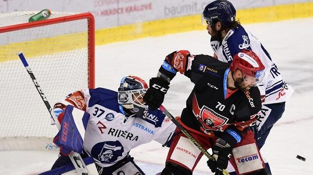 Zleva brankář Vítkovic Daniel Dolejš, Radek Smoleňák z Hradce Králové a Peter Trška z Vítkovic ve středečním extraligovém utkání. Zleva brankář Vítkovic Daniel Dolejš, Radek Smoleňák z Hradce Králové a Peter Trška z Vítkovic ve středečním extraligovém utkání.