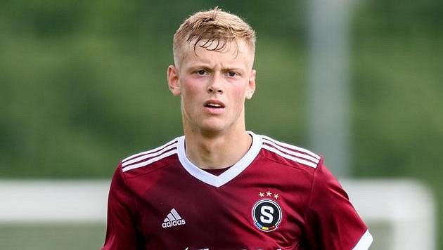 Filip Panák ze Sparty Praha během přípravného utkání s Duklou Praha. Filip Panák ze Sparty Praha během přípravného utkání s Duklou Praha.