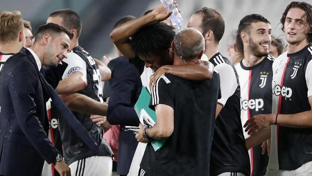 Fotbalisté Juventusu Turín se radují z mistrovského titulu Fotbalisté Juventusu Turín se radují z mistrovského titulu