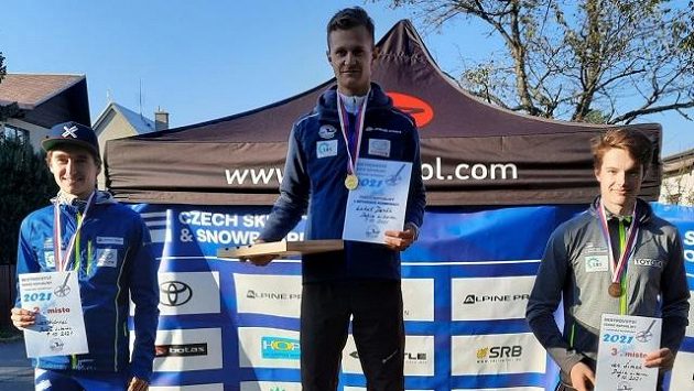 Lukáš Daněk z Dukly Liberec (uprostřed) se stal mistrem České republiky v letní severské kombinaci. Vlevo druhý Vytrval a vpravo třetí Šimek. Lukáš Daněk z Dukly Liberec (uprostřed) se stal mistrem České republiky v letní severské kombinaci. Vlevo druhý Vytrval a vpravo třetí Šimek.
