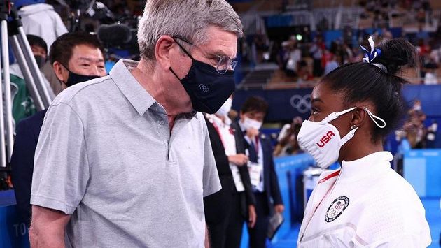 Prezident MOV Thomas Bach v rozhovoru s americkou gymnastkou Simone Bilesovou. Prezident MOV Thomas Bach v rozhovoru s americkou gymnastkou Simone Bilesovou.