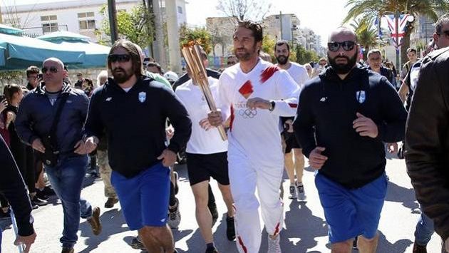 Řecká část štafety s olympijským ohněm byl den po slavnostním zapálení předčasně ukončena Řecká část štafety s olympijským ohněm byl den po slavnostním zapálení předčasně ukončena