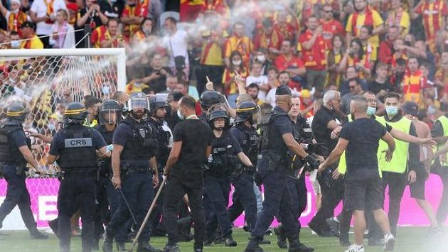 Kvůli řádění fanoušků bylo utkání mezi Lens a Lille na půl hodiny přerušeno Kvůli řádění fanoušků bylo utkání mezi Lens a Lille na půl hodiny přerušeno