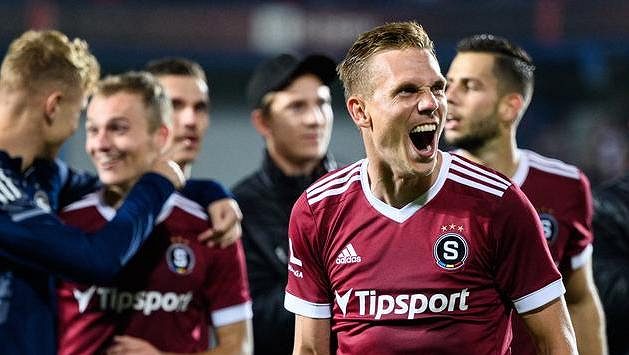 Bořek Dočkal ze Sparty Praha během oslav vítězství v derby. Bořek Dočkal ze Sparty Praha během oslav vítězství v derby.