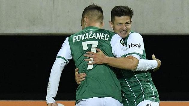 Václav Pilař z Jablonce se raduje z gólu z penalty. Vlevo je Jakub Považanec. Václav Pilař z Jablonce se raduje z gólu z penalty. Vlevo je Jakub Považanec.