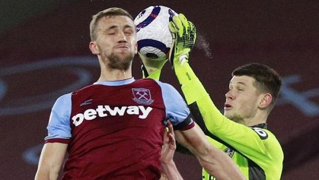 Tomáš Souček z West Hamu v souboji s brankářem Leedsu Illanem Meslierem. Tomáš Souček z West Hamu v souboji s brankářem Leedsu Illanem Meslierem.