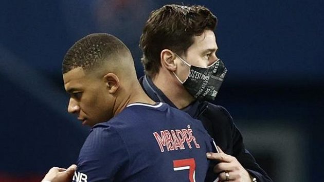 Mauricio Pochettino a Kylian Mbappe po vítězném zápase Mauricio Pochettino a Kylian Mbappe po vítězném zápase