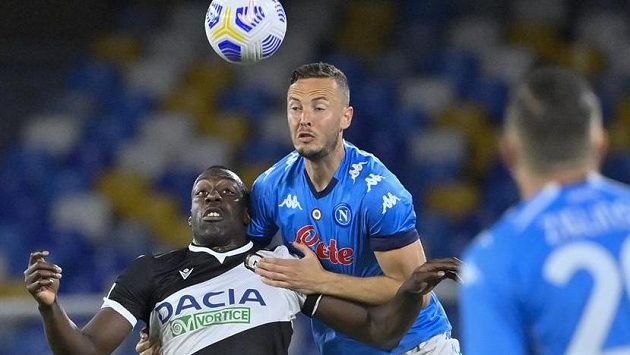 Amir Rrahmani (vpravo) z Neapole v souboji se Stefanem Okakou z Udine. Amir Rrahmani (vpravo) z Neapole v souboji se Stefanem Okakou z Udine.