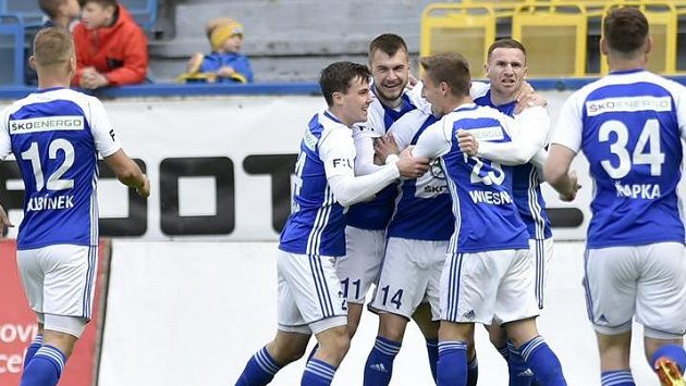 Fotbalisté Mladé Boleslavi se radují z gólu. Fotbalisté Mladé Boleslavi se radují z gólu.