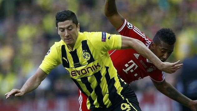 Fotbalista Borussie Dortmund Robert Lewandowski (vlevo) stíhaný Jeromem Boatengem ve finále Ligy mistrů ve Wembley. Fotbalista Borussie Dortmund Robert Lewandowski (vlevo) stíhaný Jeromem Boatengem ve finále Ligy mistrů ve Wembley.