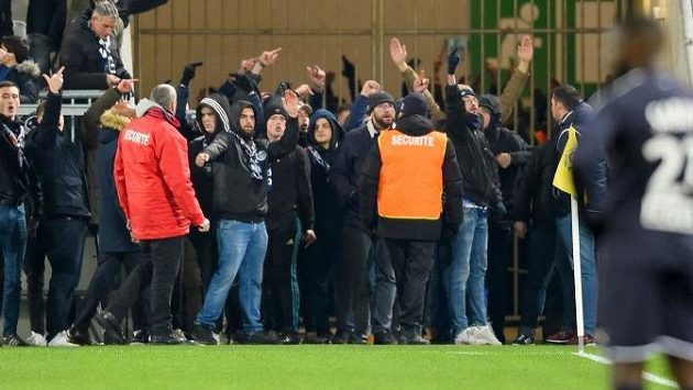 Fanoušci Bordeaux přerušili na téměř půl hodiny zápas Fanoušci Bordeaux přerušili na téměř půl hodiny zápas