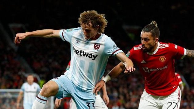 Fotbalista West Hamu Alex Král (vlevo) v souboji s Alexem Tellesem z Manchesteru United. Fotbalista West Hamu Alex Král (vlevo) v souboji s Alexem Tellesem z Manchesteru United.
