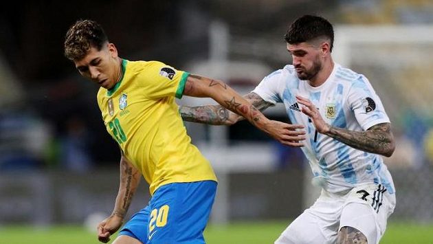 Argentinec Rodrigo de Paul (vpravo) ve finále Copy America s Brazilcem Robertem Firminem. Argentinec Rodrigo de Paul (vpravo) ve finále Copy America s Brazilcem Robertem Firminem.
