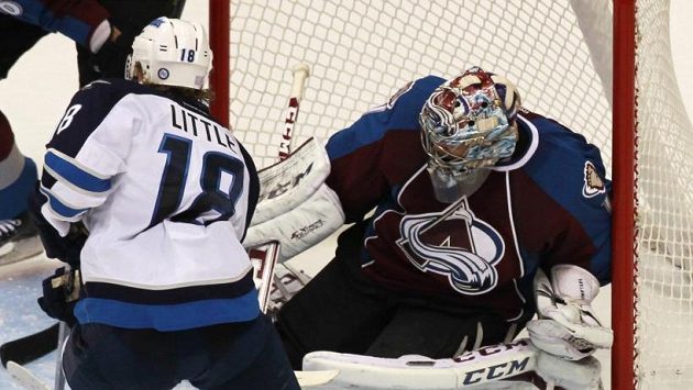 Brankář Colorada Semjon Varlamov v akci při střele Bryana Littlea z Winnipegu. Brankář Colorada Semjon Varlamov v akci při střele Bryana Littlea z Winnipegu.