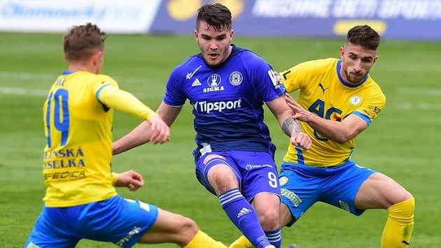 Zleva Robert Jukl z Teplic, Pavel Zifčák z Olomouce a Šimon Gabriel z Teplic. Zleva Robert Jukl z Teplic, Pavel Zifčák z Olomouce a Šimon Gabriel z Teplic.