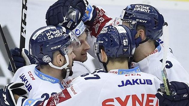 Zleva Rostislav Marosz, Michal Bulíř, Ladislav Šmíd a Tomáš Hanousek z Liberce se radují z gólu. Zleva Rostislav Marosz, Michal Bulíř, Ladislav Šmíd a Tomáš Hanousek z Liberce se radují z gólu.