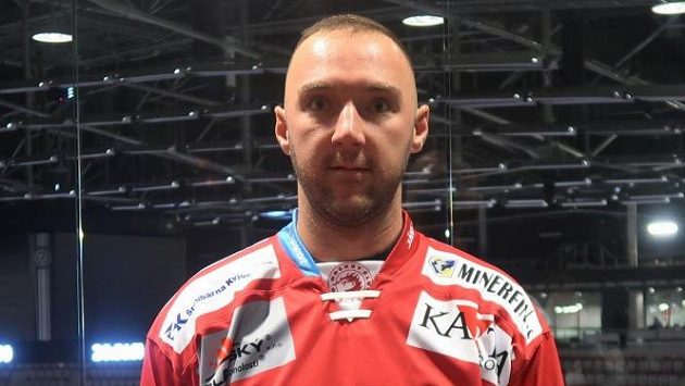 Takhle Cam Barker ještě minulý týden pózoval v dresu Třince. Nakonec ale za Oceláře hrát nebude. Takhle Cam Barker ještě minulý týden pózoval v dresu Třince. Nakonec ale za Oceláře hrát nebude.