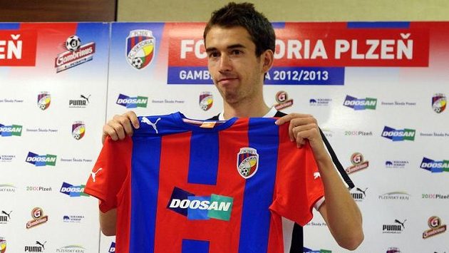 Nová posila Viktorie Plzeň Tomáš Hořava po podpisu smlouvy. Nová posila Viktorie Plzeň Tomáš Hořava po podpisu smlouvy.