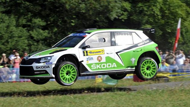 Tovární jezdec Škody Jan Kopecký ovládl první etapu Barum rallye Zlín a míří tak za ziskem mistrovského titulu. Tovární jezdec Škody Jan Kopecký ovládl první etapu Barum rallye Zlín a míří tak za ziskem mistrovského titulu.