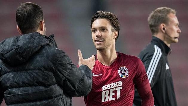 Dobrá práce! Trenér Sparty Andrea Stramaccioni a Václav Kadlec během utkání s Teplicemi. Dobrá práce! Trenér Sparty Andrea Stramaccioni a Václav Kadlec během utkání s Teplicemi.