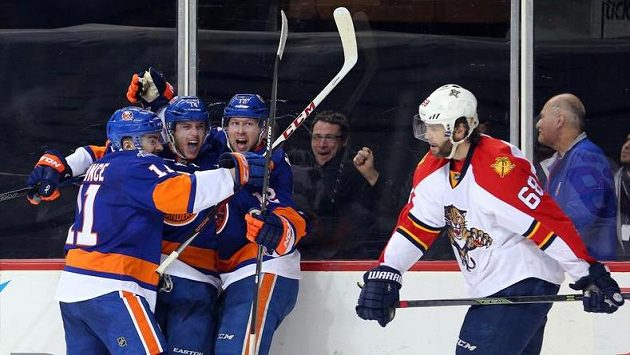 Jaromír Jágr (68) mohl jen smutně příhlížet, jak obránce NY Islanders Thomas Hickey (14) jásá po rozhodující brance třetího utkání série společně se Shanem Princem (11) a Joshem Baileyem (12). Jaromír Jágr (68) mohl jen smutně příhlížet, jak obránce NY Islanders Thomas Hickey (14) jásá po rozhodující brance třetího utkání série společně se Shanem Princem (11) a Joshem Baileyem (12).