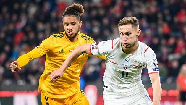Tyler Roberts z Walesu s Jan Kuchta během utkání kvalifikace MS 2022. Tyler Roberts z Walesu s Jan Kuchta během utkání kvalifikace MS 2022.