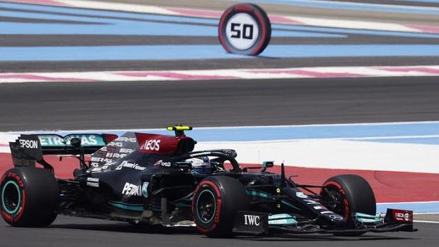 The introductory training in France was won by Bottas and Verstappen, despite the curbs