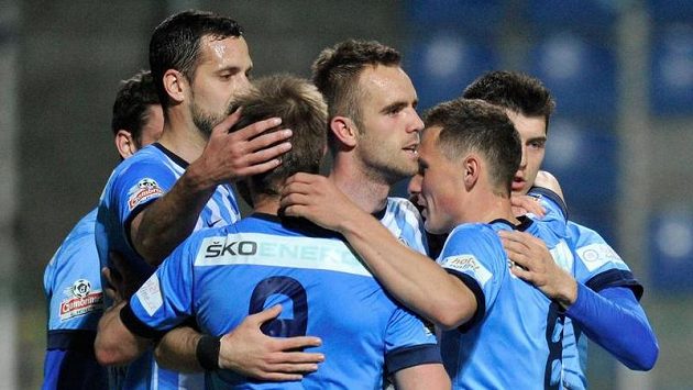 Autor druhého gólu Jasmin Ščuk (uprostřed čelem) z Boleslavi se raduje se spoluhráči. Autor druhého gólu Jasmin Ščuk (uprostřed čelem) z Boleslavi se raduje se spoluhráči.