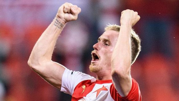 Petr Ševčík ze Slavie Praha oslavuje nad hlavami spoluhráčů zisk mistrovského titulu. Petr Ševčík ze Slavie Praha oslavuje nad hlavami spoluhráčů zisk mistrovského titulu.
