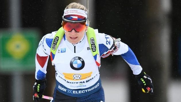 Lucie Charvátová během štafetového závodu. Lucie Charvátová během štafetového závodu.