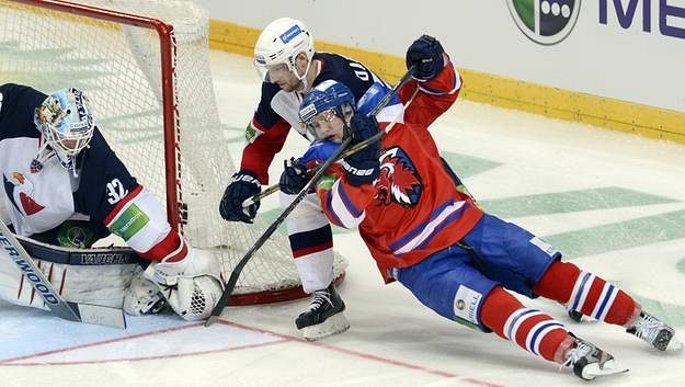 Útočník Richard Gynge (vpravo) z pražského Lva v souboji s Ivanem Ďatelinkou ze Slovanu Bratislava. Útočník Richard Gynge (vpravo) z pražského Lva v souboji s Ivanem Ďatelinkou ze Slovanu Bratislava.