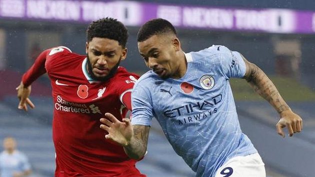 Joe Gomez (vlevo) z Liverpoolu a Gabriel Jesus z Manchesteru City. Joe Gomez (vlevo) z Liverpoolu a Gabriel Jesus z Manchesteru City.