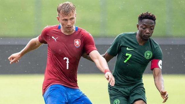 Český záložník Antonín Barák a Ahmed Musa z Nigérie během přípravného utkání v rakouském Schwechatu. Český záložník Antonín Barák a Ahmed Musa z Nigérie během přípravného utkání v rakouském Schwechatu.