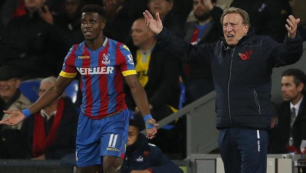Manažer fotbalistů Crystal Palace Neil Warnock (vpravo) a Wilfried Zaha gestikulují v utkání Premier League proti Sunderlandu. Manažer fotbalistů Crystal Palace Neil Warnock (vpravo) a Wilfried Zaha gestikulují v utkání Premier League proti Sunderlandu.