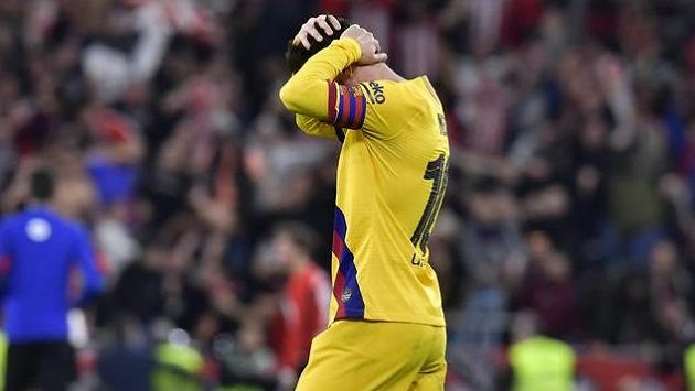 Zklamaný Lionel Messi po vyřazení Barcelony v poháru. Zklamaný Lionel Messi po vyřazení Barcelony v poháru.