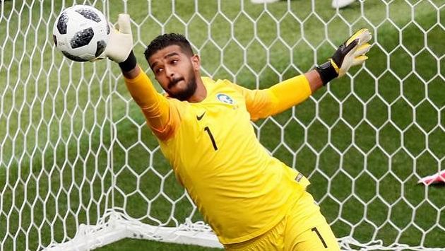 Hned pětkrát lovil brankář Abdullah Al-Mayouf míč ze sítě. Podle šéfa fotbalového svazu Saúdské Arábie patří k hlavním viníkům debaklu... Hned pětkrát lovil brankář Abdullah Al-Mayouf míč ze sítě. Podle šéfa fotbalového svazu Saúdské Arábie patří k hlavním viníkům debaklu...