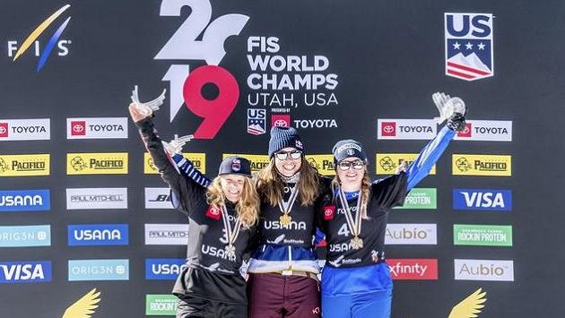 Zlatá Eva Samková (uprostřed), vlevo stříbrná Charlotte Bankesová z Británie, po levici české vítězky stojí bronzová Italka Michela Moioliová. Zlatá Eva Samková (uprostřed), vlevo stříbrná Charlotte Bankesová z Británie, po levici české vítězky stojí bronzová Italka Michela Moioliová.